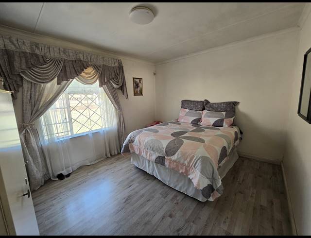 2 BEDROOM FREEHOLD FOR SALE IN MOFFAT VIEW